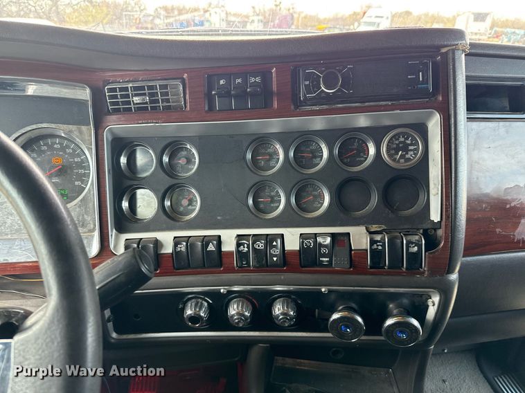 image for item DO2630 2007 Kenworth W900 semi truck