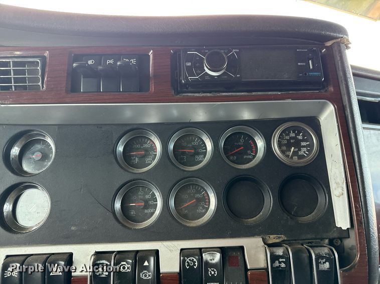 image for item DO2630 2007 Kenworth W900 semi truck