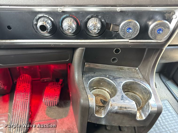 image for item DO2630 2007 Kenworth W900 semi truck