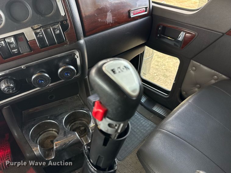 image for item DO2630 2007 Kenworth W900 semi truck