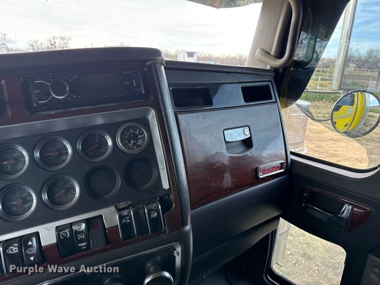 image for item DO2630 2007 Kenworth W900 semi truck