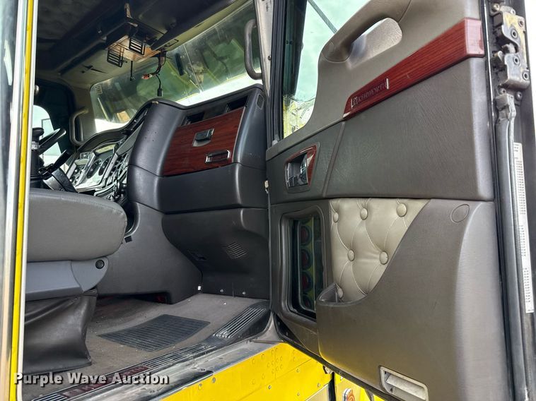 image for item DO2630 2007 Kenworth W900 semi truck