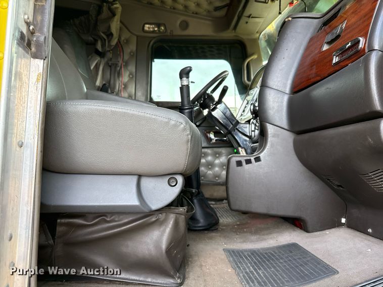 image for item DO2630 2007 Kenworth W900 semi truck