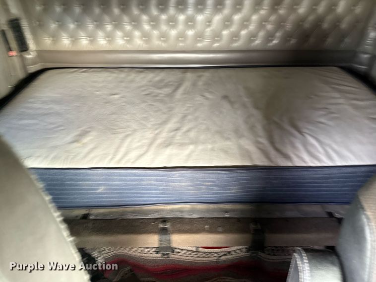 image for item DO2630 2007 Kenworth W900 semi truck