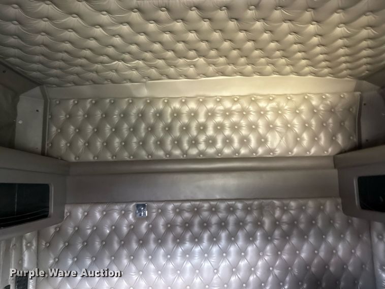 image for item DO2630 2007 Kenworth W900 semi truck