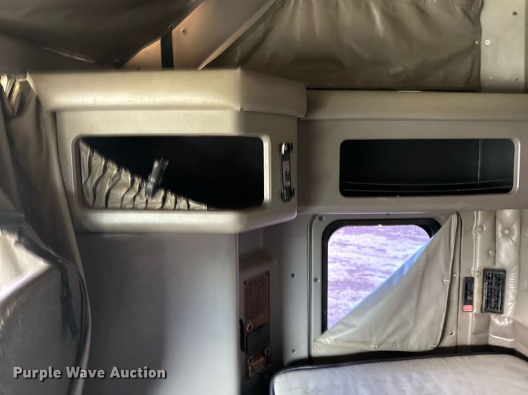 image for item DO2630 2007 Kenworth W900 semi truck