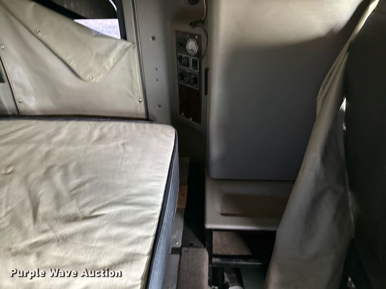 image for item DO2630 2007 Kenworth W900 semi truck