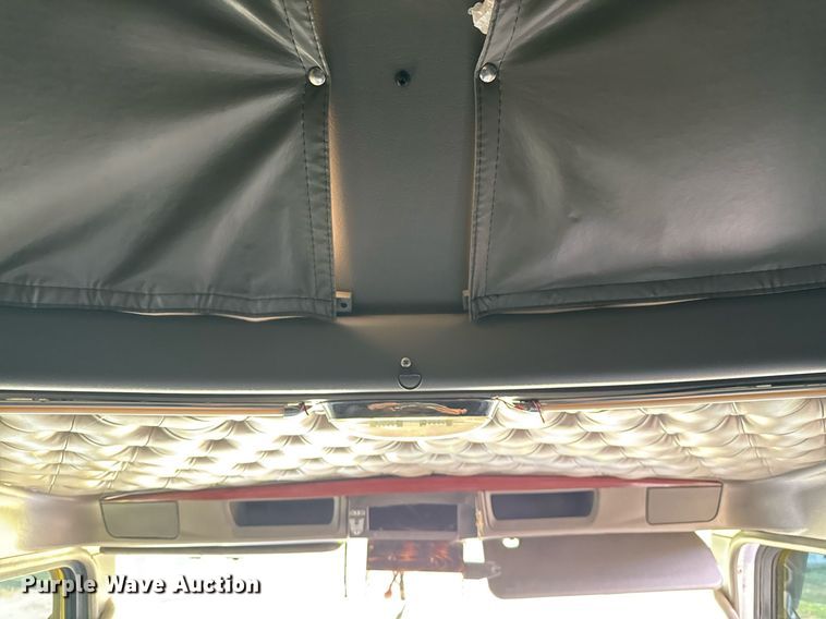 image for item DO2630 2007 Kenworth W900 semi truck