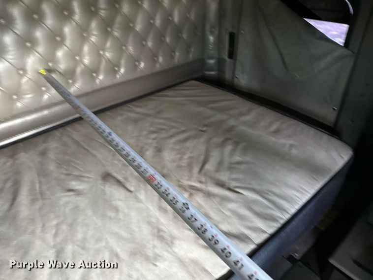 image for item DO2630 2007 Kenworth W900 semi truck