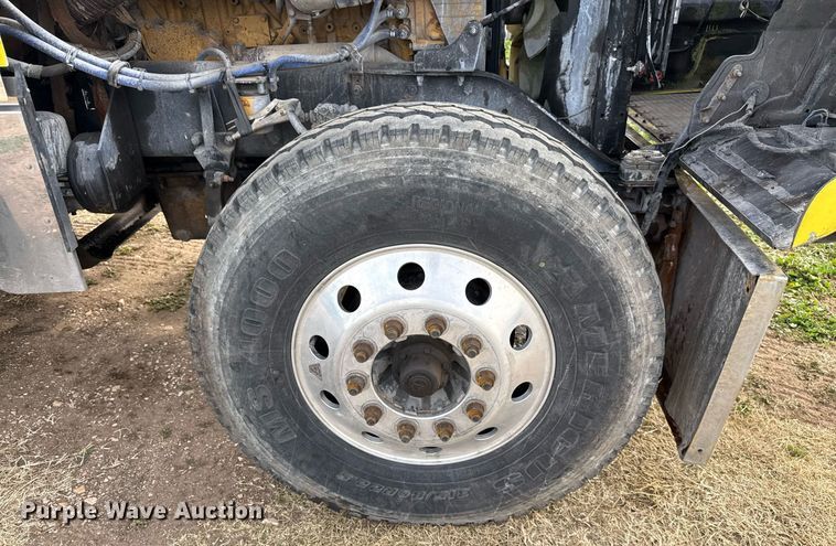 image for item DO2630 2007 Kenworth W900 semi truck