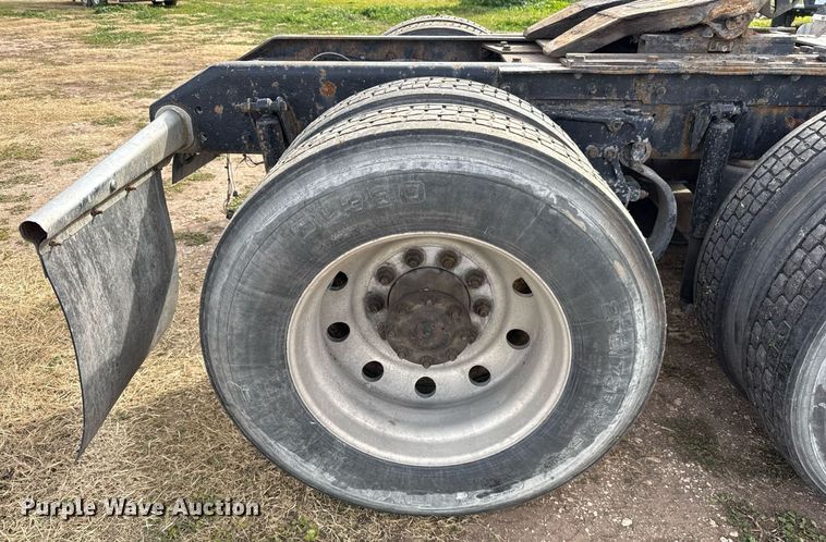 image for item DO2630 2007 Kenworth W900 semi truck