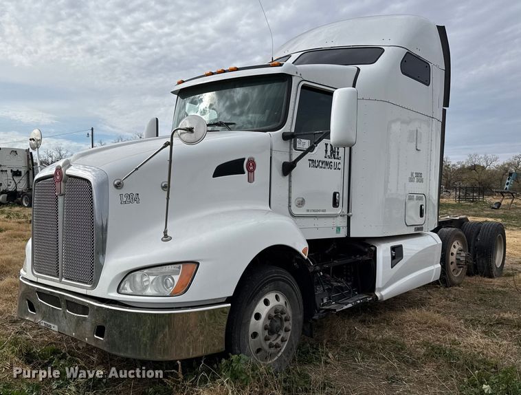image for item DO2634 2014 Kenworth T660 semi truck