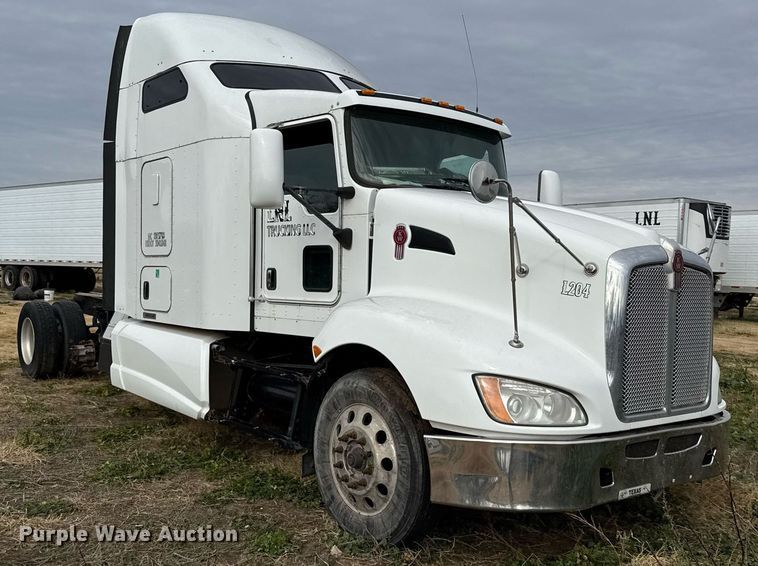 image for item DO2634 2014 Kenworth T660 semi truck
