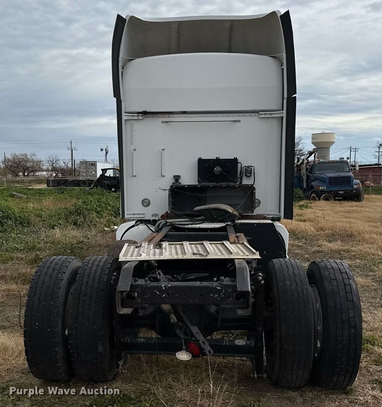 image for item DO2634 2014 Kenworth T660 semi truck