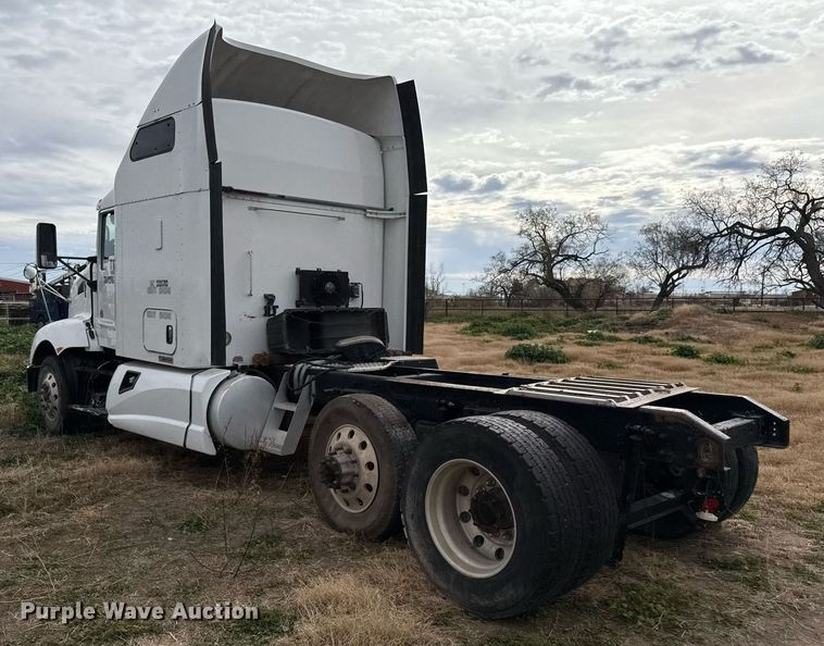 image for item DO2634 2014 Kenworth T660 semi truck