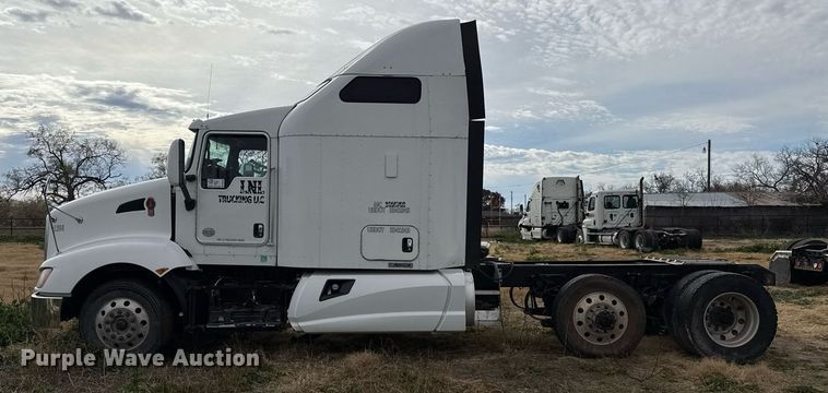 image for item DO2634 2014 Kenworth T660 semi truck