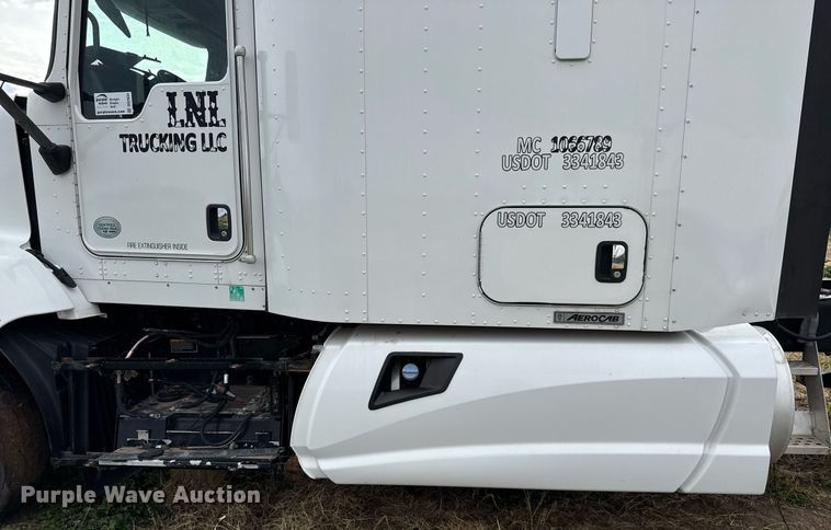 image for item DO2634 2014 Kenworth T660 semi truck