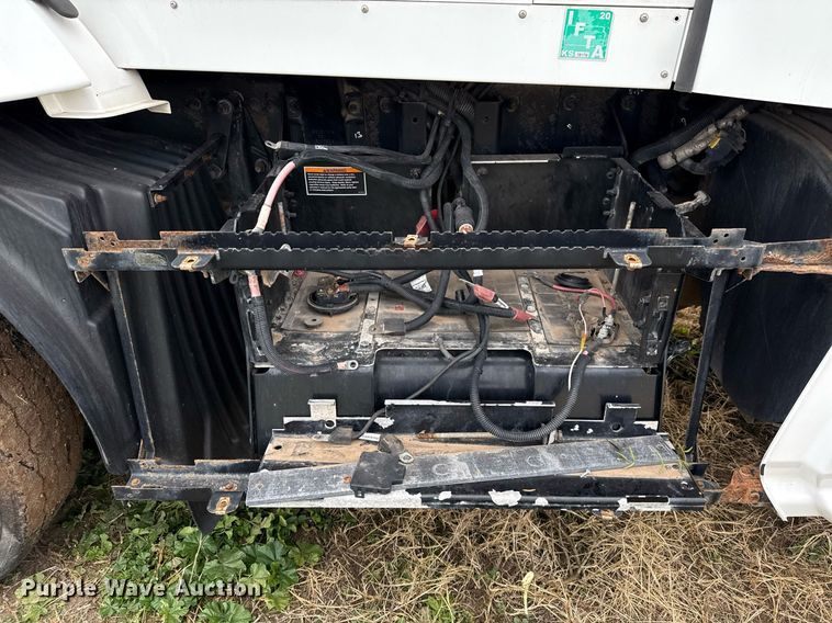 image for item DO2634 2014 Kenworth T660 semi truck