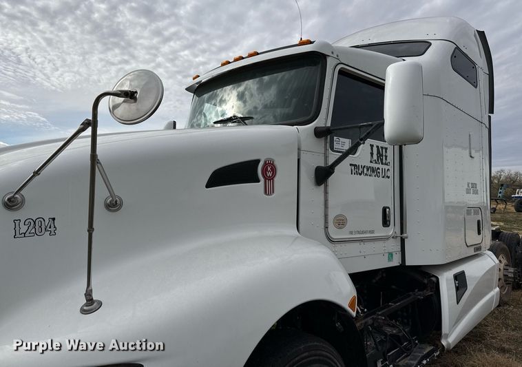 image for item DO2634 2014 Kenworth T660 semi truck