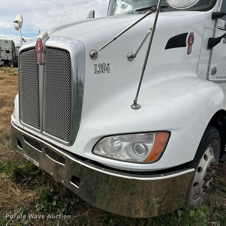 image for item DO2634 2014 Kenworth T660 semi truck