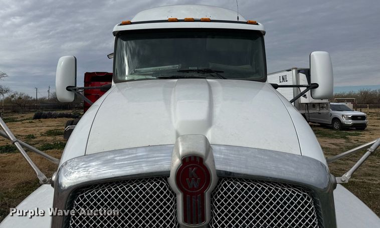 image for item DO2634 2014 Kenworth T660 semi truck
