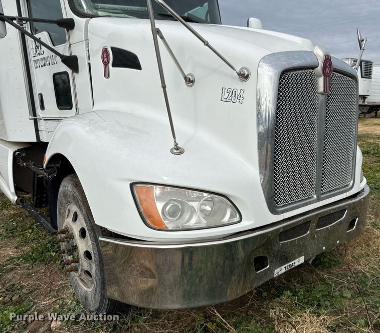 image for item DO2634 2014 Kenworth T660 semi truck