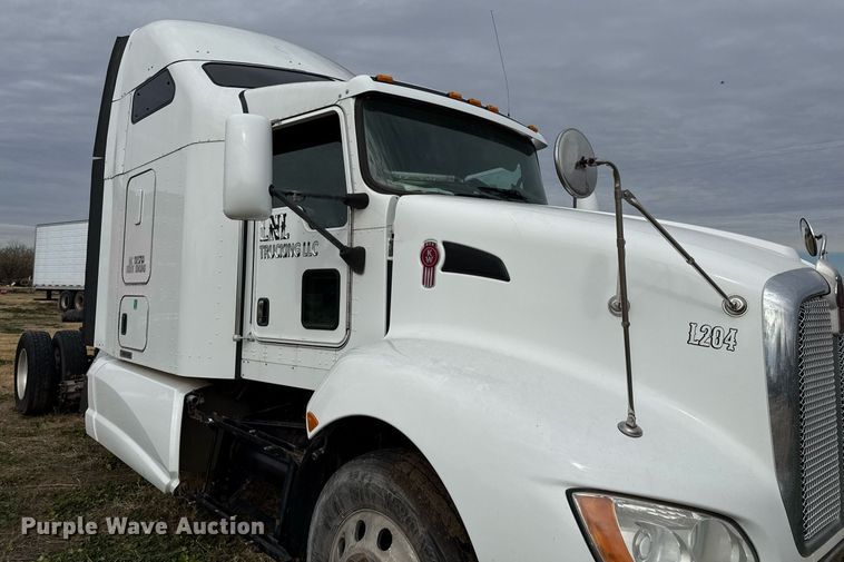 image for item DO2634 2014 Kenworth T660 semi truck