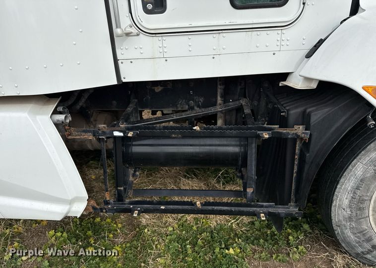 image for item DO2634 2014 Kenworth T660 semi truck