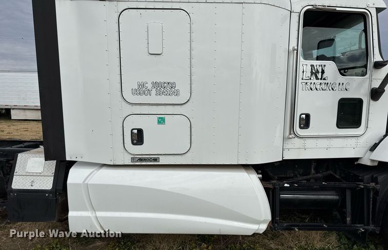 image for item DO2634 2014 Kenworth T660 semi truck