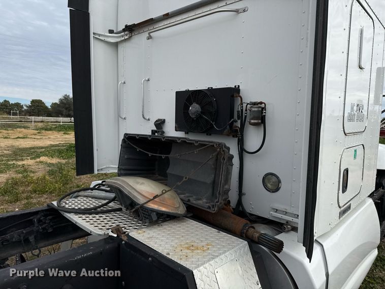 image for item DO2634 2014 Kenworth T660 semi truck