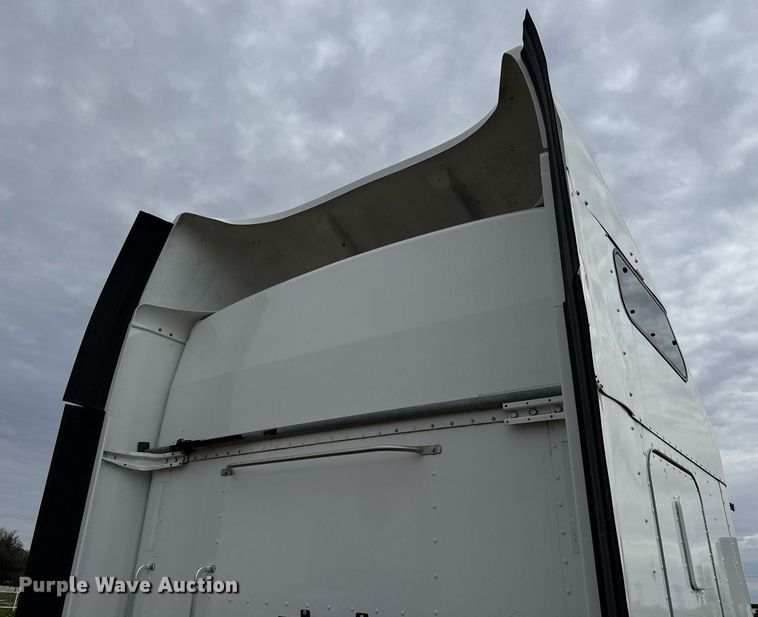 image for item DO2634 2014 Kenworth T660 semi truck