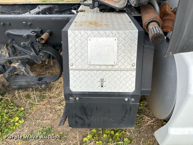 image for item DO2634 2014 Kenworth T660 semi truck