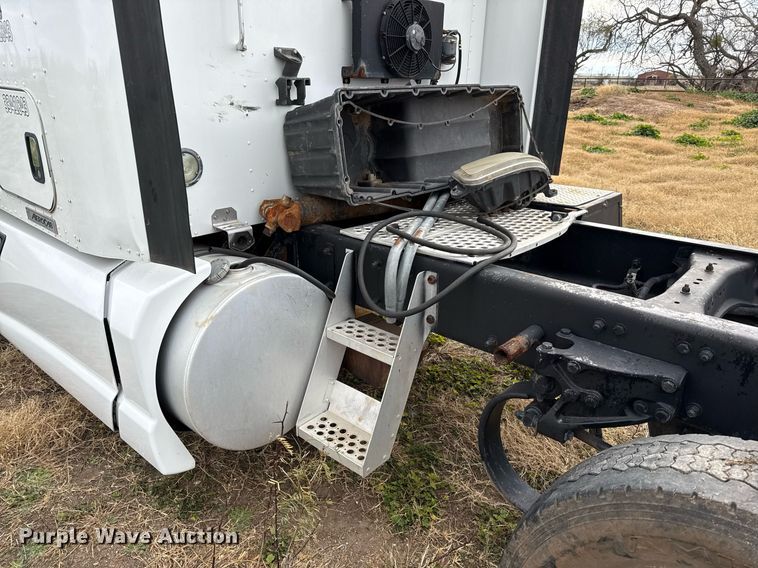 image for item DO2634 2014 Kenworth T660 semi truck