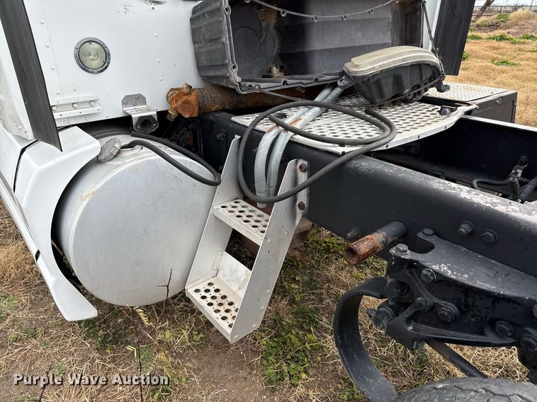 image for item DO2634 2014 Kenworth T660 semi truck