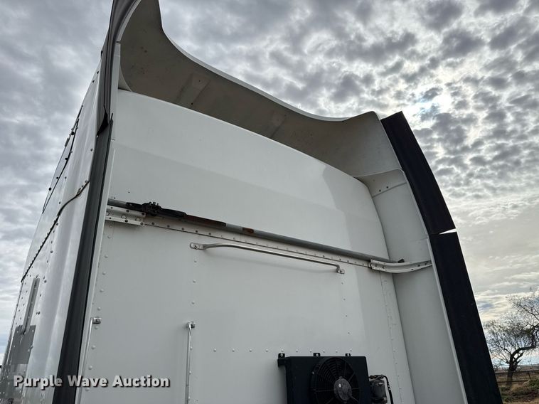 image for item DO2634 2014 Kenworth T660 semi truck