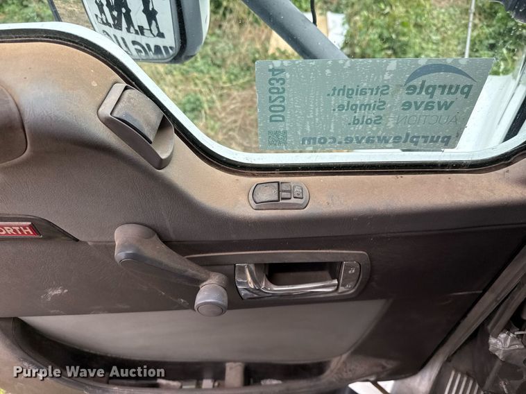 image for item DO2634 2014 Kenworth T660 semi truck