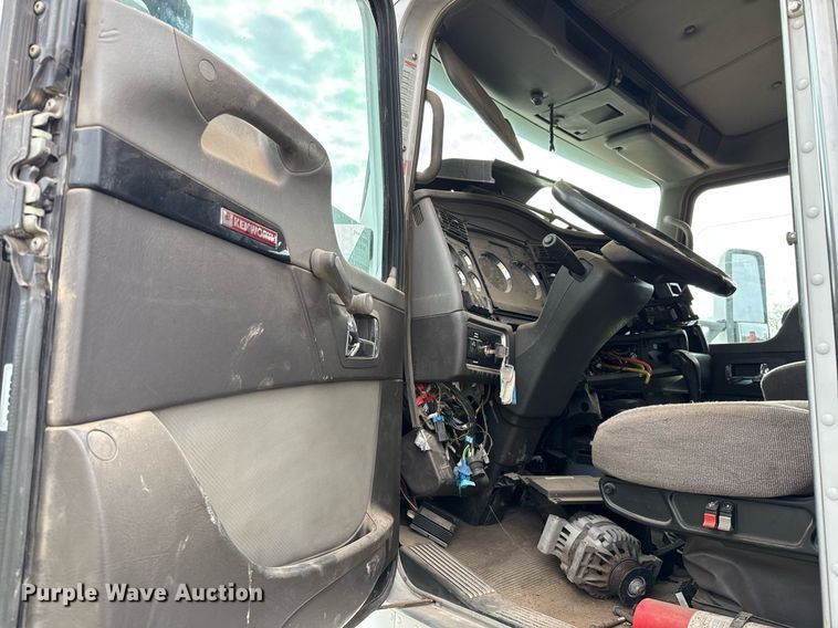 image for item DO2634 2014 Kenworth T660 semi truck