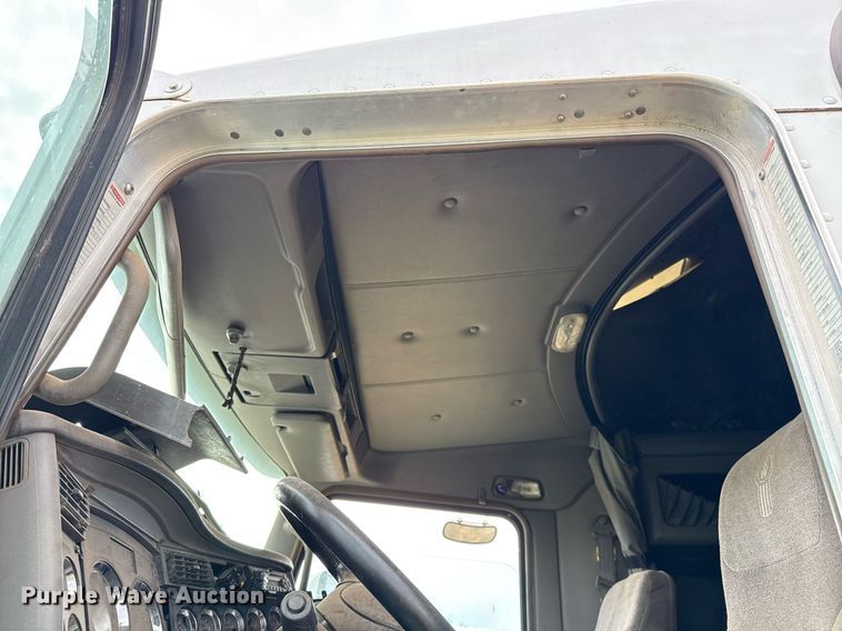image for item DO2634 2014 Kenworth T660 semi truck