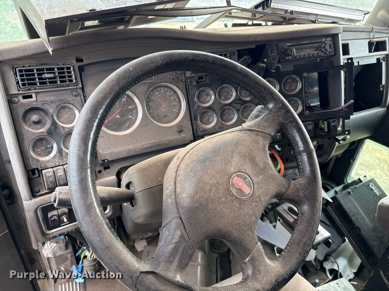 image for item DO2634 2014 Kenworth T660 semi truck