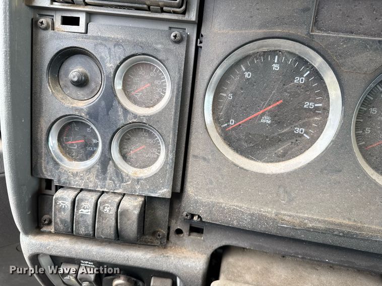 image for item DO2634 2014 Kenworth T660 semi truck