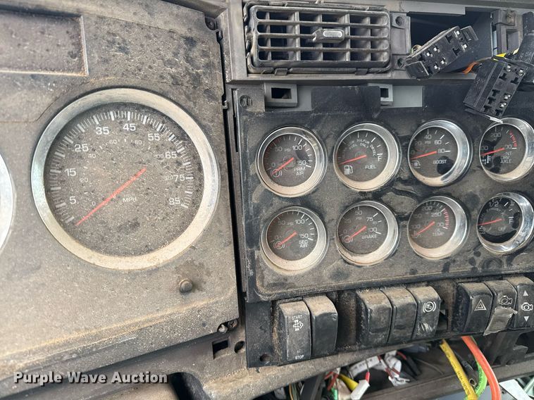 image for item DO2634 2014 Kenworth T660 semi truck