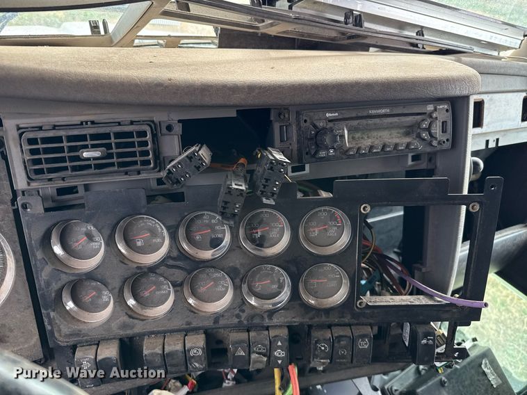 image for item DO2634 2014 Kenworth T660 semi truck