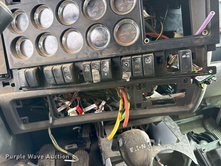 image for item DO2634 2014 Kenworth T660 semi truck