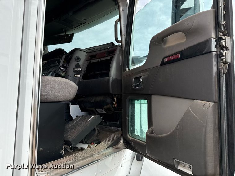 image for item DO2634 2014 Kenworth T660 semi truck