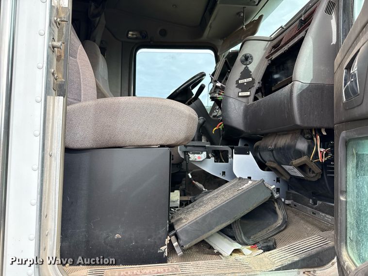 image for item DO2634 2014 Kenworth T660 semi truck