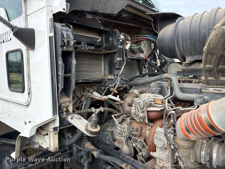 image for item DO2634 2014 Kenworth T660 semi truck