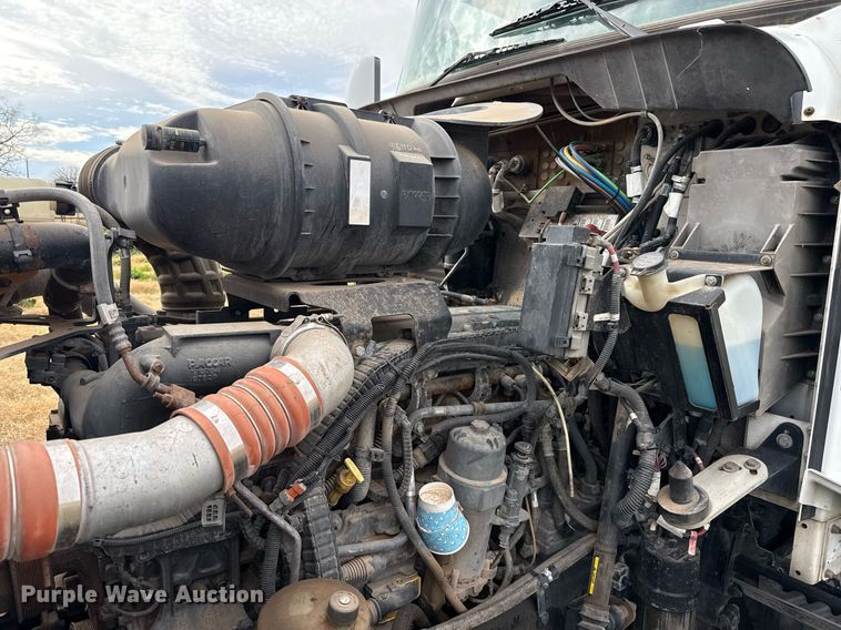 image for item DO2634 2014 Kenworth T660 semi truck