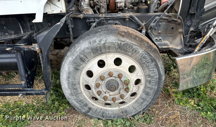 image for item DO2634 2014 Kenworth T660 semi truck