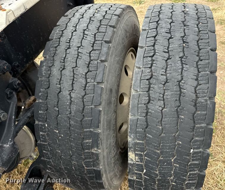 image for item DO2634 2014 Kenworth T660 semi truck