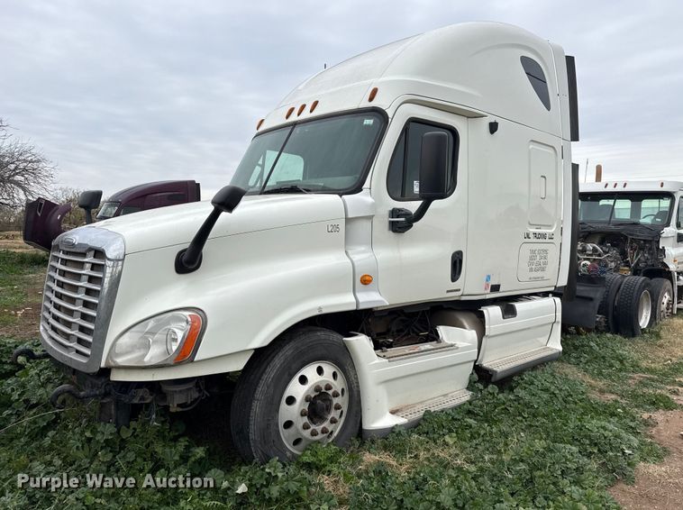 image for item DO2635 2010 Freightliner Cascadia semi truck